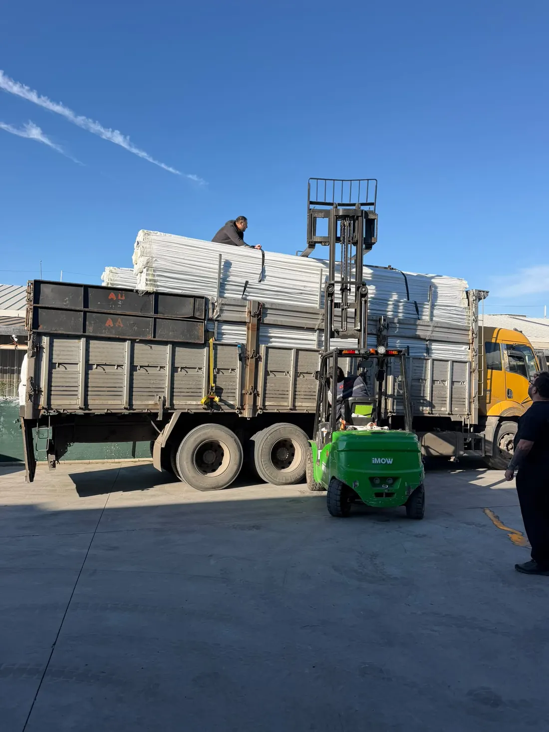 Egepen Deceuninck profillerinin kamyondan forkliftle indirilmesi