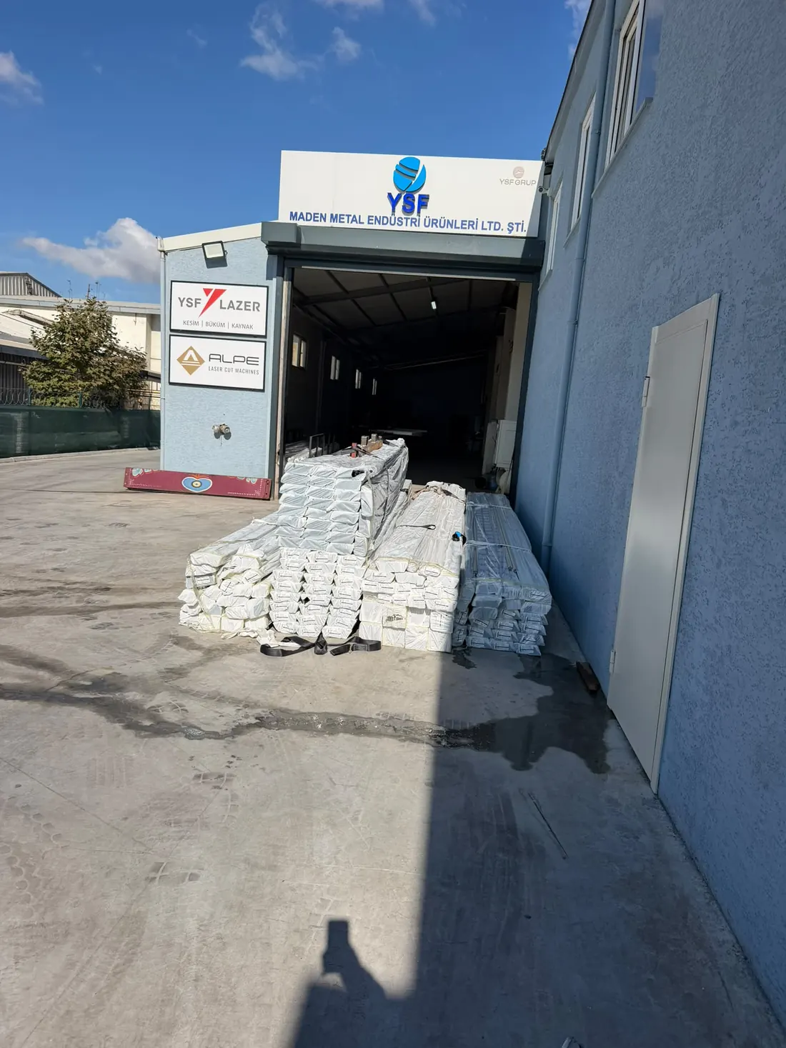 Fabrika girişinde istiflenmiş PVC profiller
